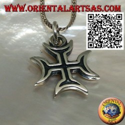 Colgante de cruz de plata maciza con estructura hueca