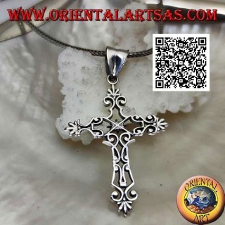 Colgante cruz bizantina de plata con decoración calada y terminaciones en forma de lirio