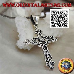Silberner byzantinischer Kreuzanhänger mit durchbrochener Dekoration und lilienförmigen Anschlüssen