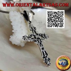 Colgante cruz bizantina de plata con decoración calada y terminaciones en forma de lirio