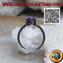 Bague en argent rhodié de style solitaire sertie d'améthyste ronde facettée