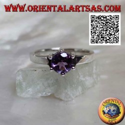 Bague en argent rhodié de style solitaire sertie d'améthyste ronde facettée