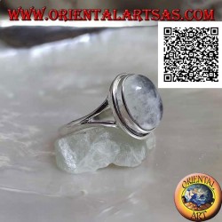Silberring mit ovalem Cabochon-Mondstein in einfacher Fassung und dreieckigem Laubsägearbeiten an den Seiten
