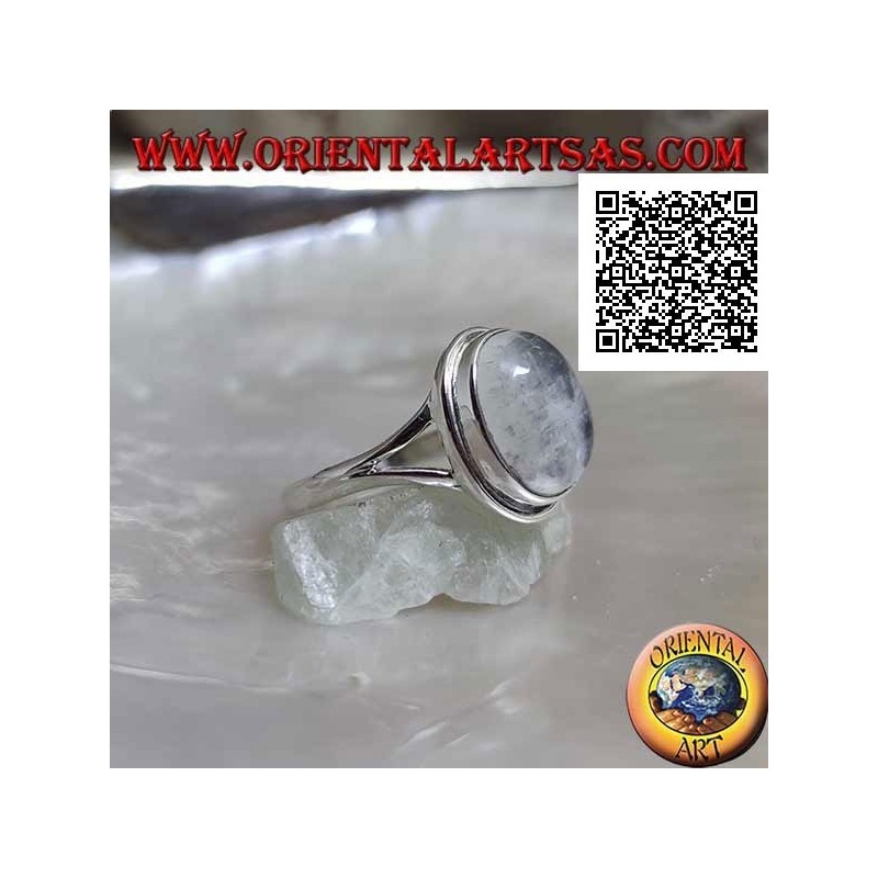 Silberring mit ovalem Cabochon-Mondstein in einfacher Fassung und dreieckigem Laubsägearbeiten an den Seiten