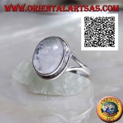 Anillo de plata con piedra lunar ovalada cabujón en engaste sencillo y calado triangular en los laterales