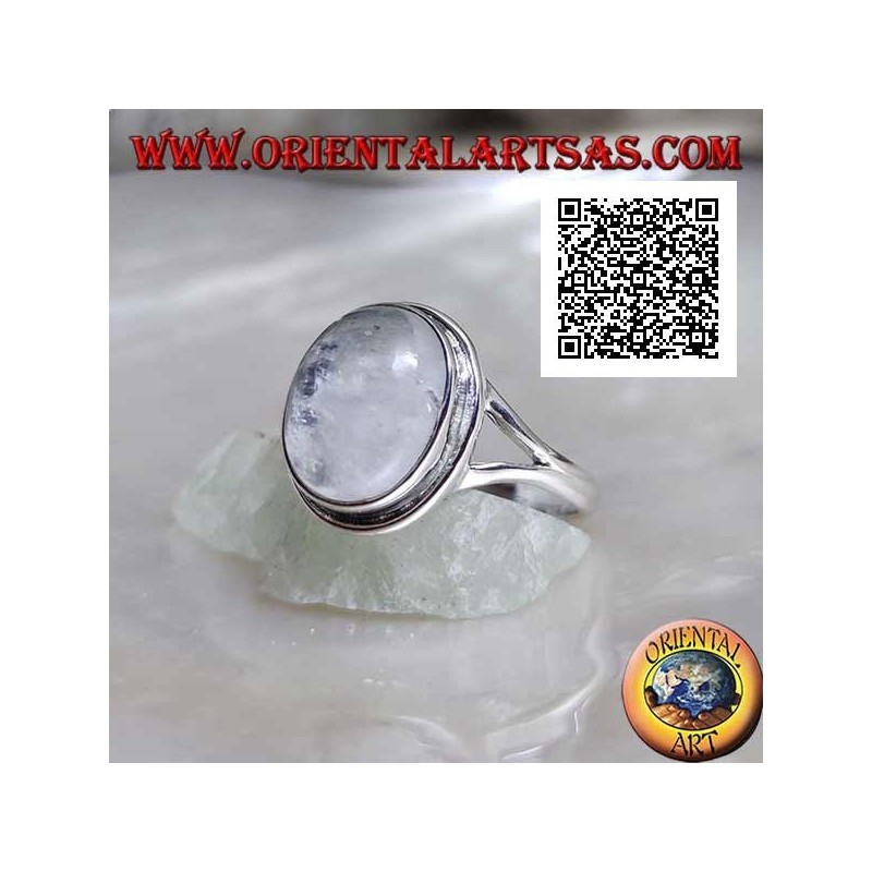 Bague en argent avec pierre de lune cabochon ovale sur serti simple et chant triangulaire sur les côtés