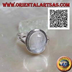 Bague en argent avec pierre de lune cabochon ovale sur serti simple et chant triangulaire sur les côtés