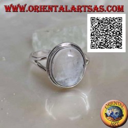 Anillo de plata con piedra lunar ovalada cabujón en engaste sencillo y calado triangular en los laterales