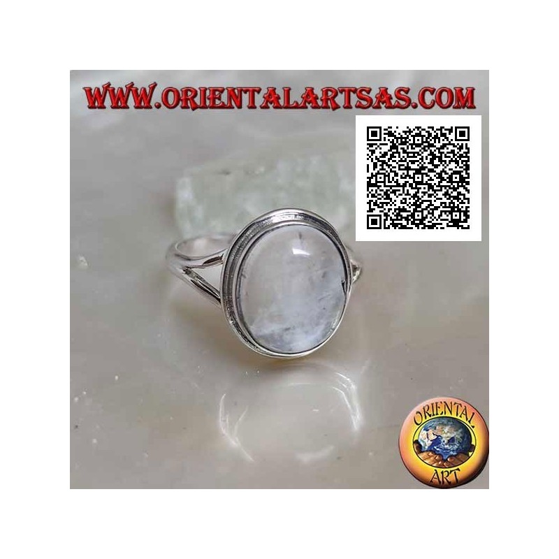 Bague en argent avec pierre de lune cabochon ovale sur serti simple et chant triangulaire sur les côtés