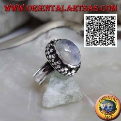 Silberring mit eingebettetem ovalem Regenbogenmondstein und hoher Kante mit Scheiben