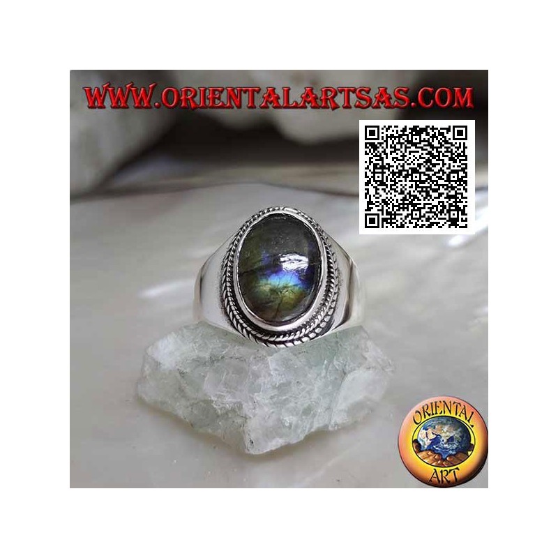 Anello in argento a fascia con labradorite ovale contornata da intreccio su montatura liscia