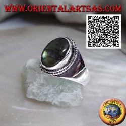 Bague en argent avec labradorite ovale entourée d'entrelacements sur un sertissage lisse