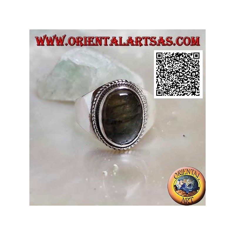 Anillo de plata con labradorita ovalada rodeada de entretejidos en un entorno suave