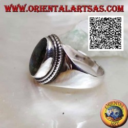 Anillo de plata con labradorita ovalada rodeada de entretejidos en un entorno suave