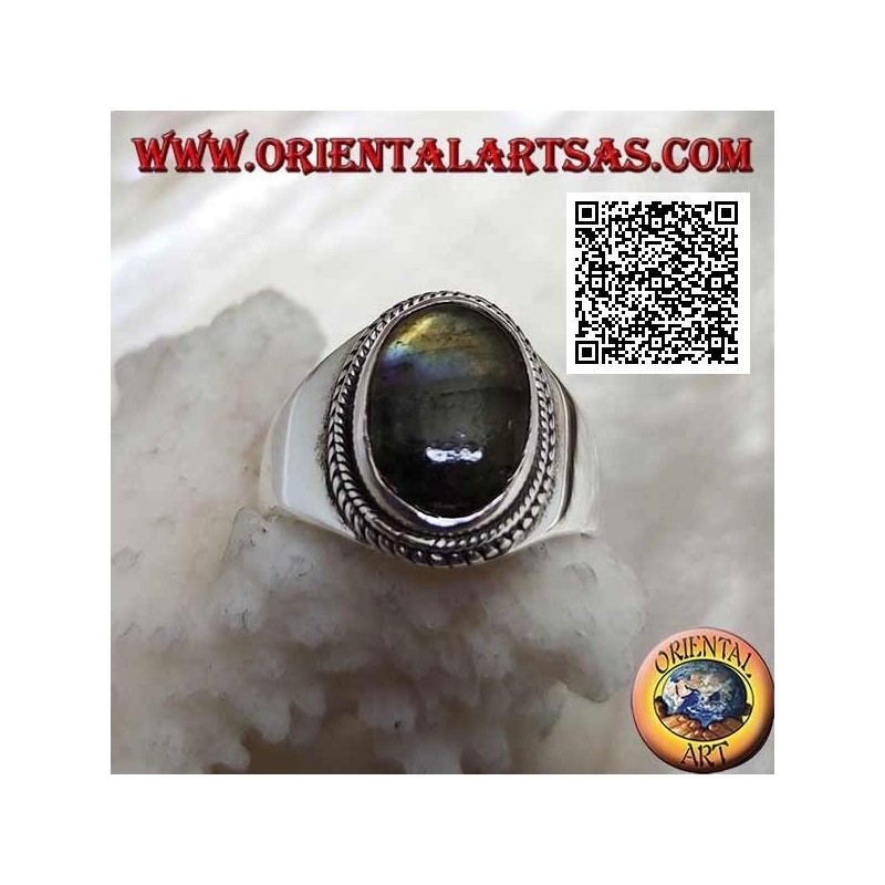 Bague en argent avec labradorite ovale entourée d'entrelacements sur un sertissage lisse
