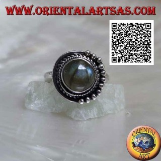Anillo de plata con labradorita redonda rodeada de entrelazados y bolas solo en una mitad