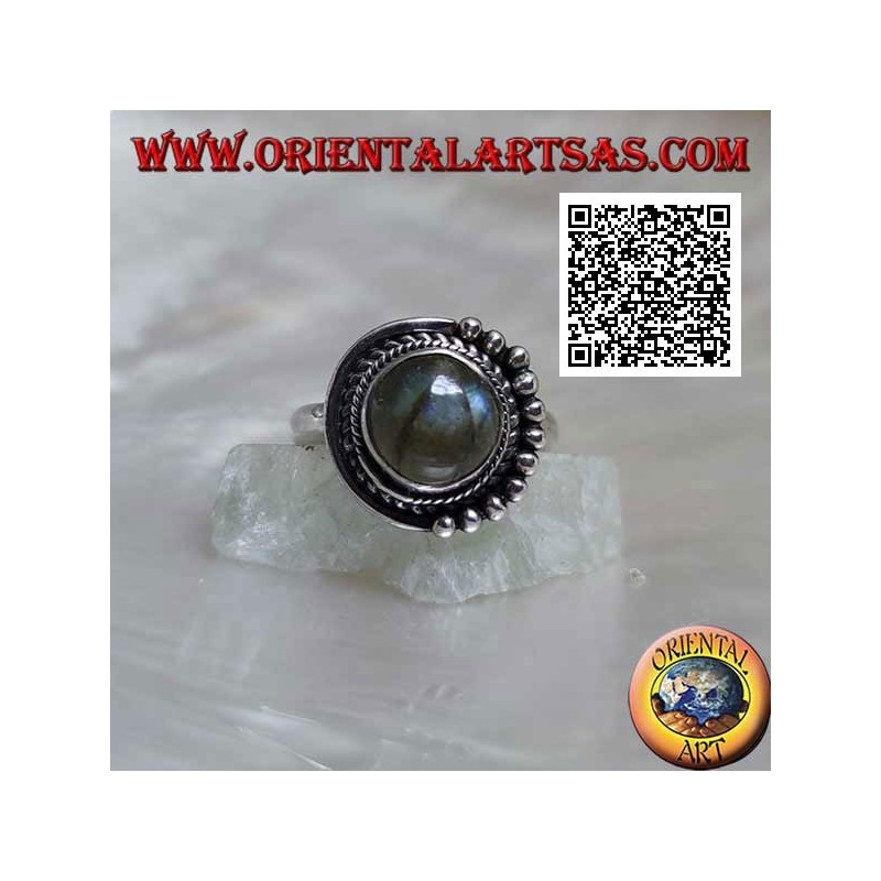 Anillo de plata con labradorita redonda rodeada de entrelazados y bolas solo en una mitad