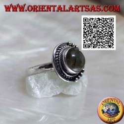 Anillo de plata con labradorita redonda rodeada de entrelazados y bolas solo en una mitad