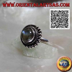Anillo de plata con labradorita redonda rodeada de entrelazados y bolas solo en una mitad