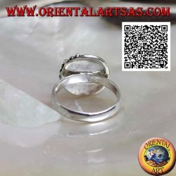 Anillo de plata con labradorita redonda rodeada de entrelazados y bolas solo en una mitad