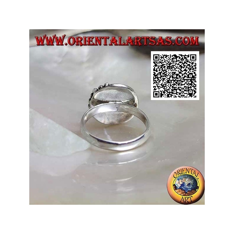Bague en argent avec labradorite ronde entourée d'entrelacs et boules seulement sur une moitié