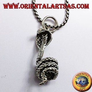 Pendentif en argento 925 représentant un cobra enroulé avec une finition vieillie et des détails réalistes.