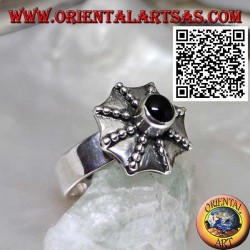 Silberring in Form eines Pagodenschirms mit einem zentralen runden Onyx