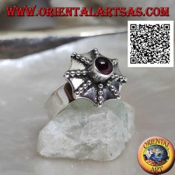 Silberring in Form eines Pagodenschirms mit einem zentralen runden Granat