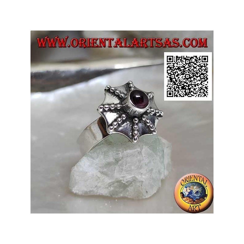 Anello in argento a forma di ombrello pagoda con granato tondo centrale