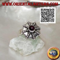Bague en argent en forme de parapluie pagode avec un grenat rond central