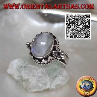 Bague en argent avec pierre de lune arc-en-ciel ovale entourée d'un trio de disques et entrelacés