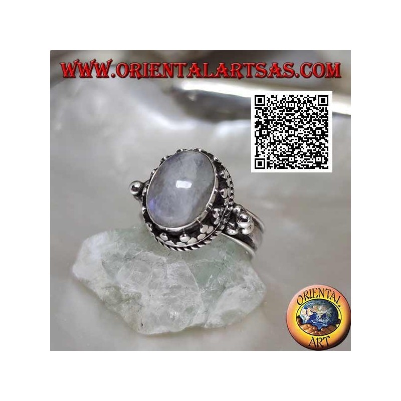 Anello in argento con pietra di luna arcobaleno ovale contornata da tris di dischetti e intreccio