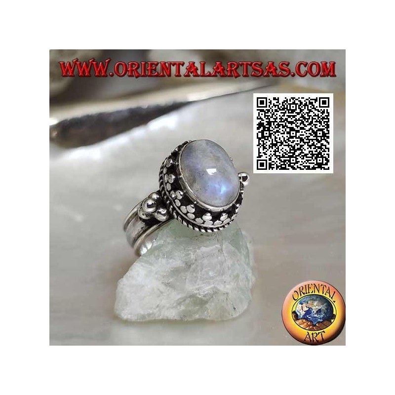 Anello in argento con pietra di luna arcobaleno ovale contornata da tris di dischetti e intreccio