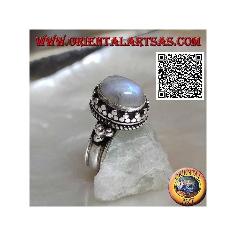 Anello in argento con pietra di luna arcobaleno ovale contornata da tris di dischetti e intreccio