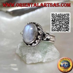 Bague en argent avec pierre de lune arc-en-ciel ovale entourée d'un trio de disques et entrelacés