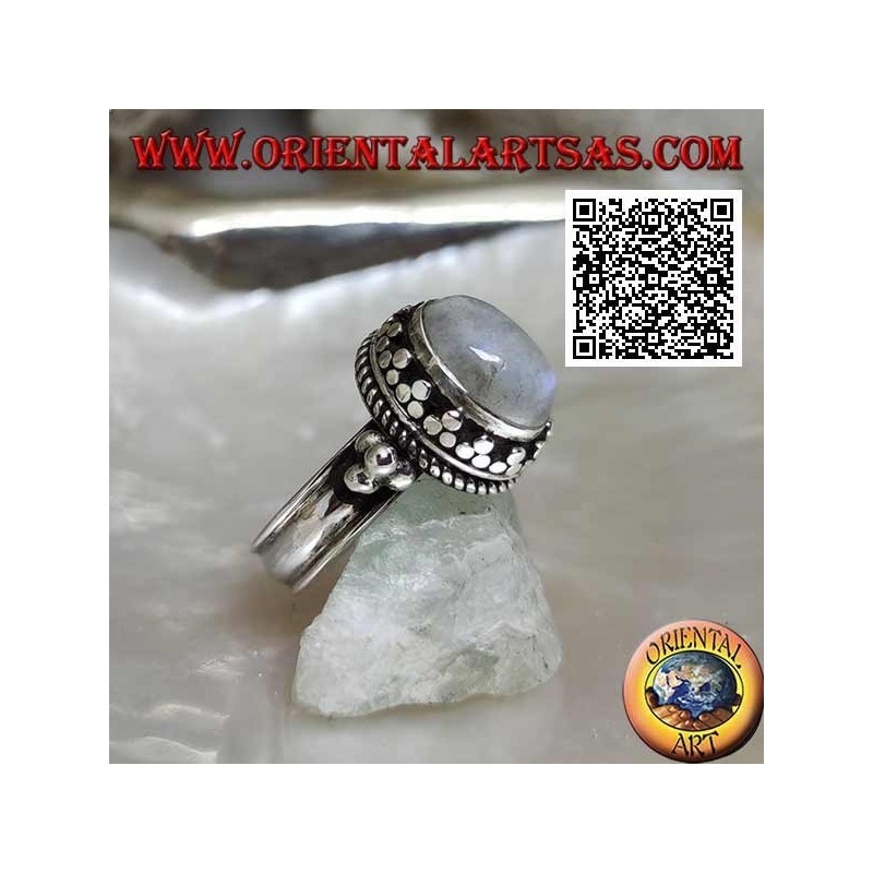 Anello in argento con pietra di luna arcobaleno ovale contornata da tris di dischetti e intreccio