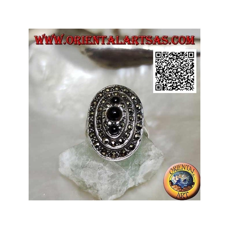 Bague ovale en argent avec trois niveaux de marcassite avec un trio d'onyx rond sur le dessus