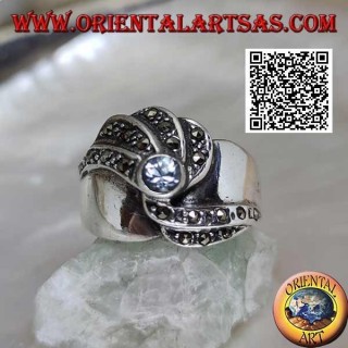 Bague en argent avec aigue-marine naturelle ronde et lignes ondulées de marcassite