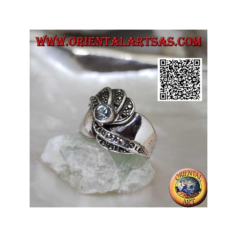 Anello in argento a fascia con acquamarina naturale tonda e linee ondulate di marcassite