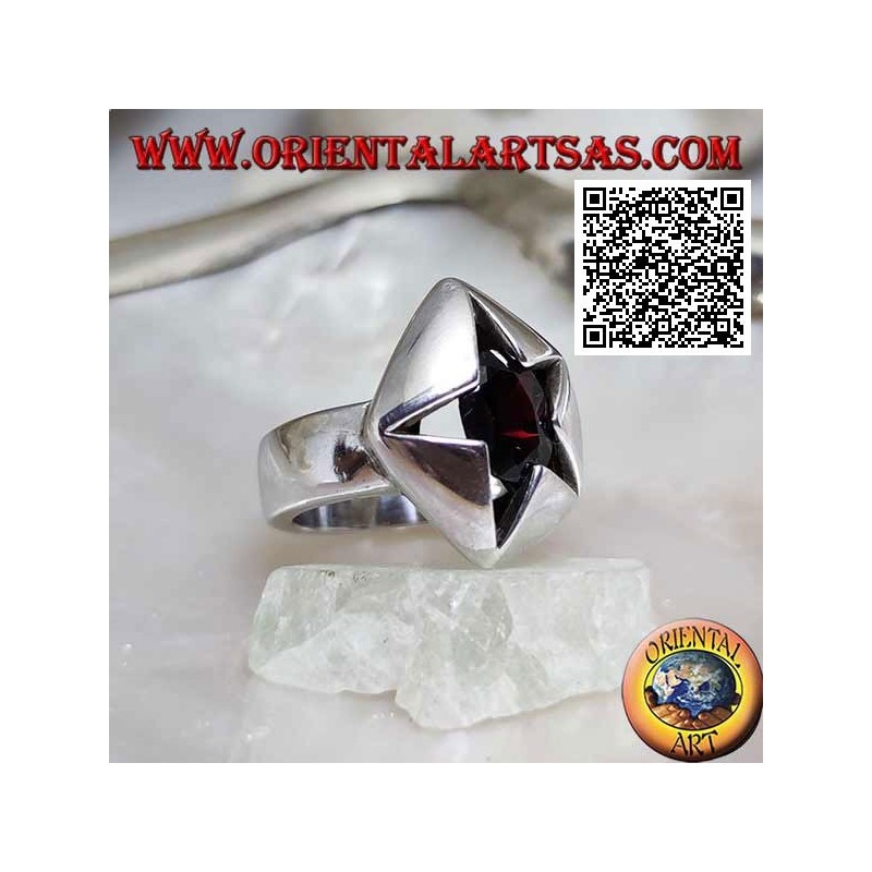 Anello in argento pentagonale traforato con granato sfaccettato ovale incastonato in una stella irregolare 
