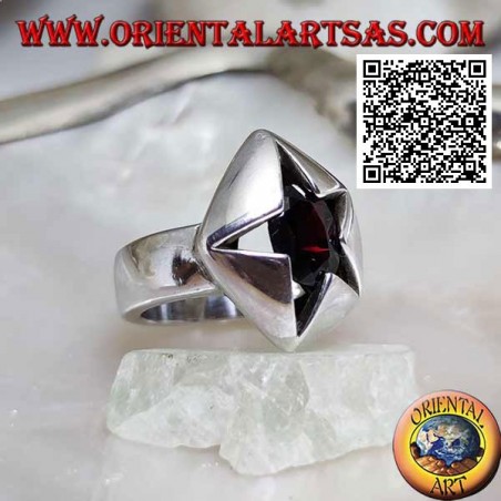 Anello in argento pentagonale traforato con granato sfaccettato ovale incastonato in una stella irregolare 