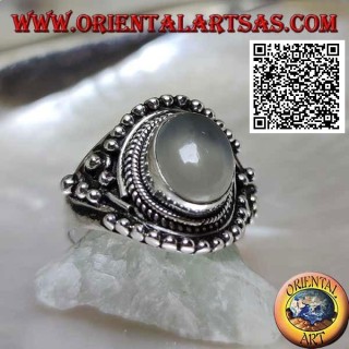 Bague en argent avec pierre de lune ovale sur monture ethnique ornée d'entrelacs et boules
