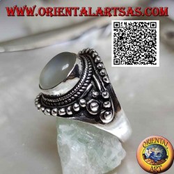 Anillo de plata con piedra de luna ovalada en engaste étnico decorado con entrelazados y bolas