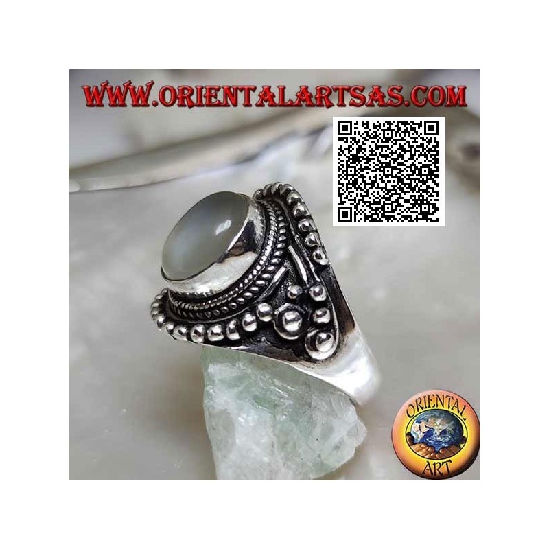 Bague en argent avec pierre de lune ovale sur monture ethnique ornée d'entrelacs et boules