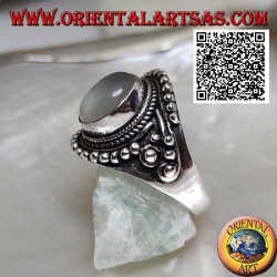 Bague en argent avec pierre de lune ovale sur monture ethnique ornée d'entrelacs et boules