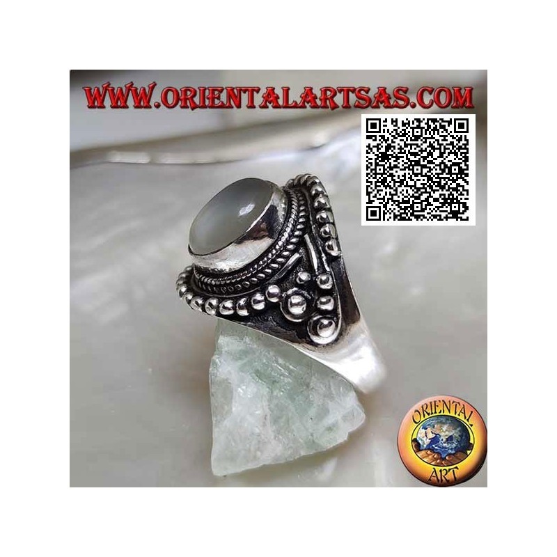 Anello in argento con pietra di luna ovale su montatura etnica decorata con intreccio e palline
