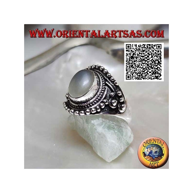 Anillo de plata con piedra de luna ovalada en engaste étnico decorado con entrelazados y bolas