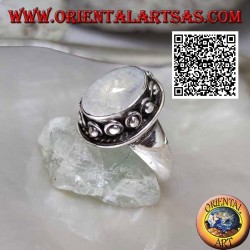 Bague en argent avec pierre de lune ovale entourée d'entrelacs et boule dans le beignet