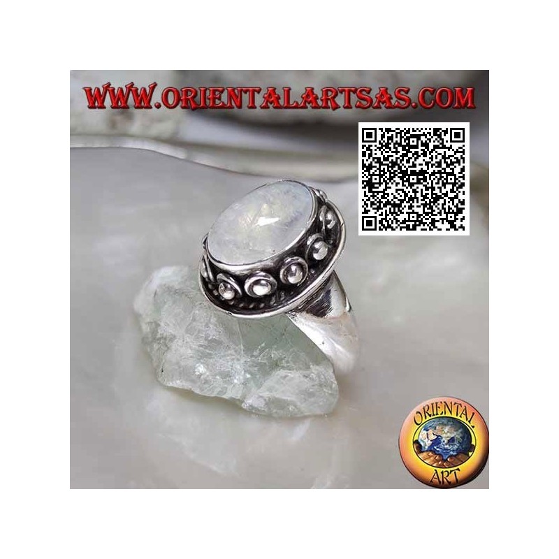 Anello in argento con pietra di luna ovale contornata da intreccio e pallina nella ciambella