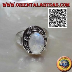 Bague en argent avec pierre de lune ovale entourée d'entrelacs et boule dans le beignet